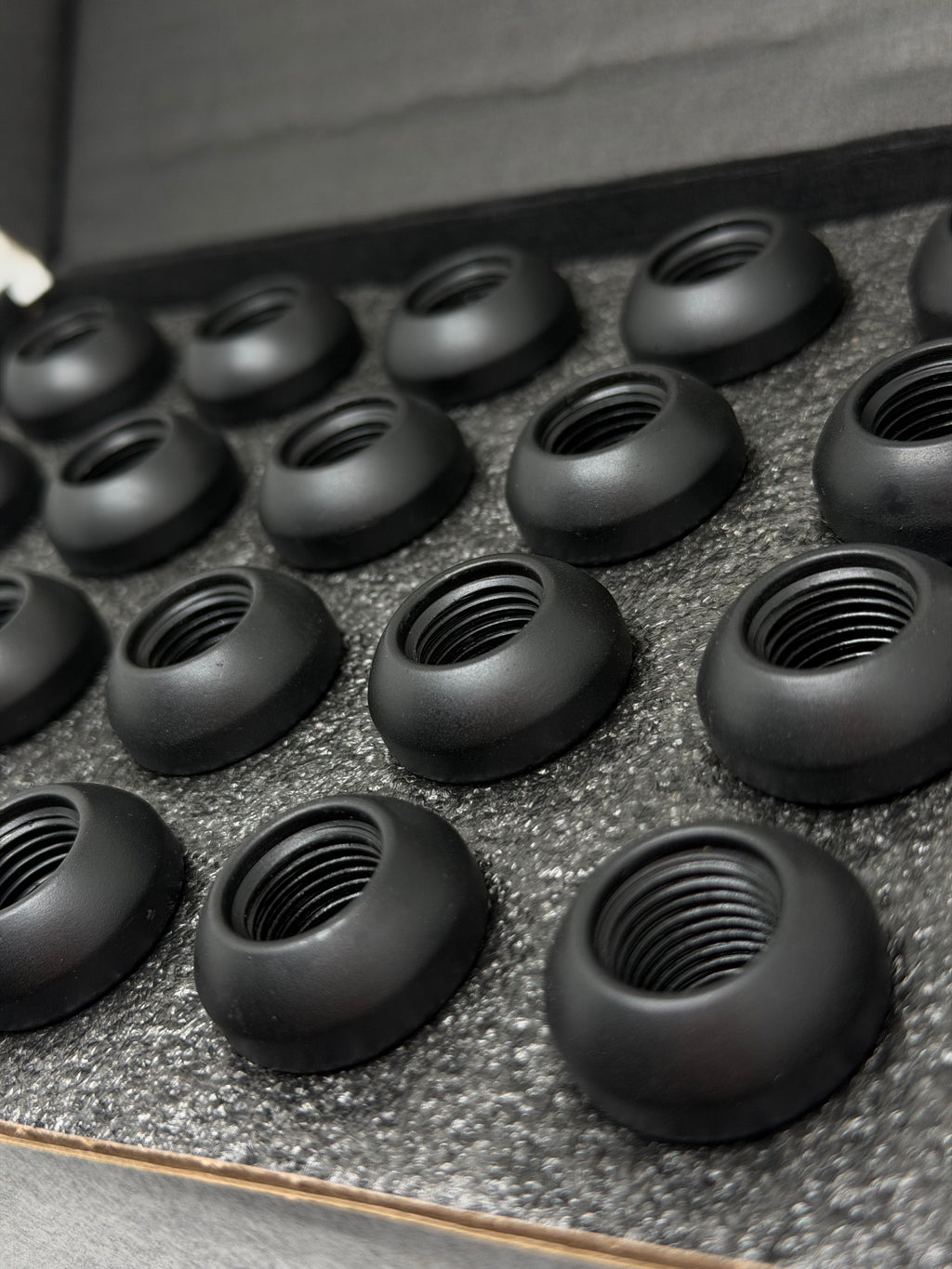 Steel wheel nuts(20 as a set) for Porsche 993/964/944/968/928/924(99918200336/99918200351)
