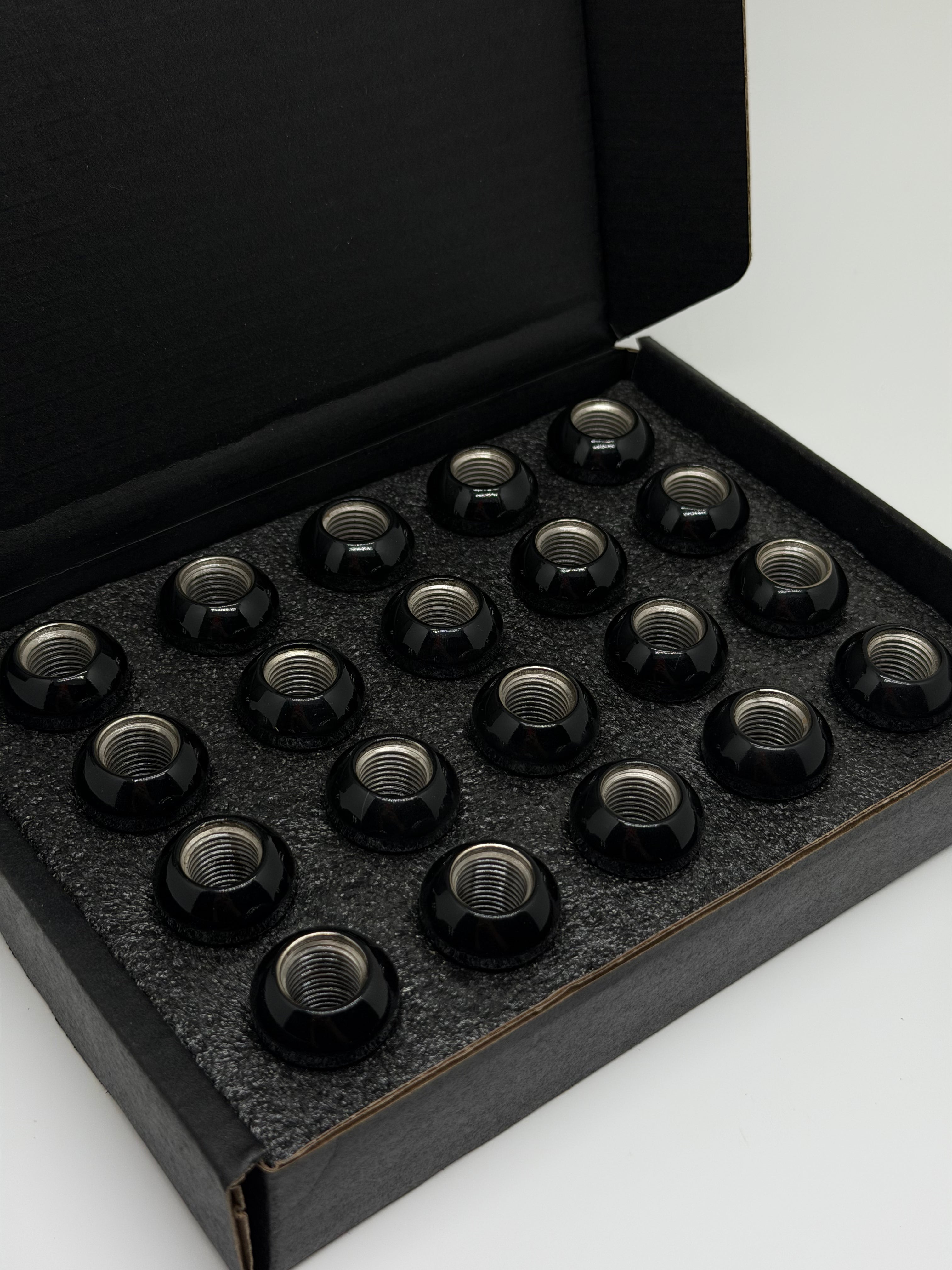 Steel wheel nuts(20 as a set) for Porsche 993/964/944/968/928/924(99918200336/99918200351)